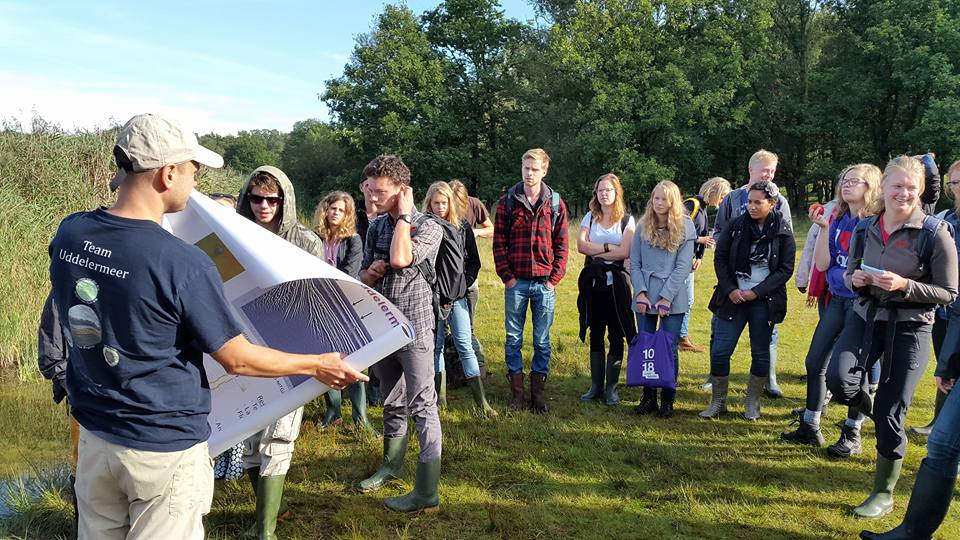 Students working in the field (photo: M. Groot)